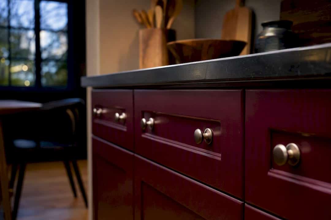 Aligned Cabinet Door Knobs On Base And Upper Cabinets